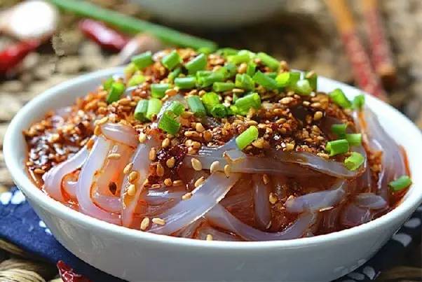 年夜飯桌上的清爽主角 三款經典粉絲涼拌菜速成指南